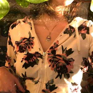 Blommig zipup - En jättegullig zipup med blommigt mönster. Den är invikt i dessa bilder!!! den är i bra skick också. Kunden betalar frakt men kan också mötas i västerås💕!