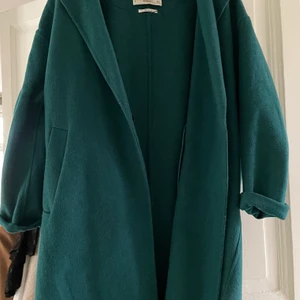 Grönblå kappa Mango - Så himla snygg kappa från Mango i storlek L! Passar snyggt oversized på mig som har storlek 36/small. Använd max 10 gånger så mycket fint skick. Passar bra nu på våren då den inte har ett innerfoder. Köparen står för frakten 💖