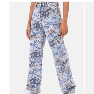 Ascoola jeans!  - Ett par ascoola graffitijeans från Adlika! Köpte här på Plick men har tyvärr vuxit ur dom!! Storlek Xs och skulle säga att De passar en w26☺️☺️ 