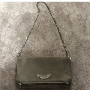 Zadig väska - Säljer denna Zadig väska i grå mocka. Jäääättesnygg💓skriv privat om ni är intresserade