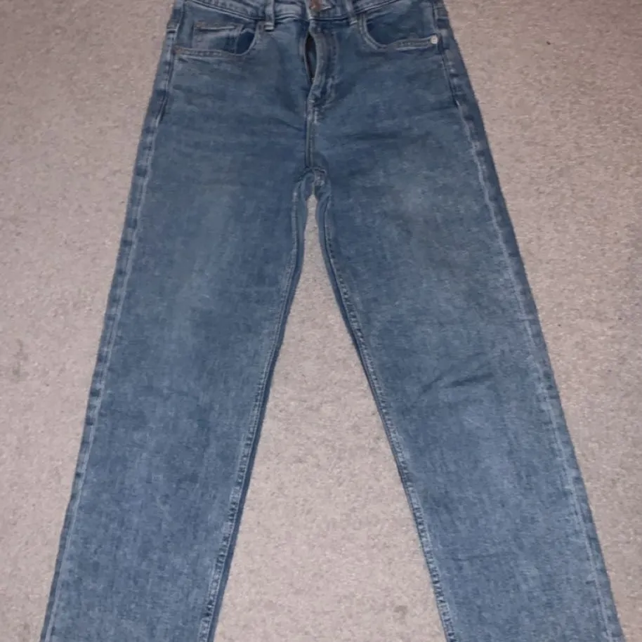 Raka jeans från h&m, lite kortare i modellen. Dom är i stl 38 men sitter bra och ganska tajt på mig som brukar ha stl 34. Dom har blivit lite skavda vid gylfen, men inget man tänker på, annars är dom i bra skick. Skriv för mer info. Köpare står för frakt. . Jeans & Byxor.
