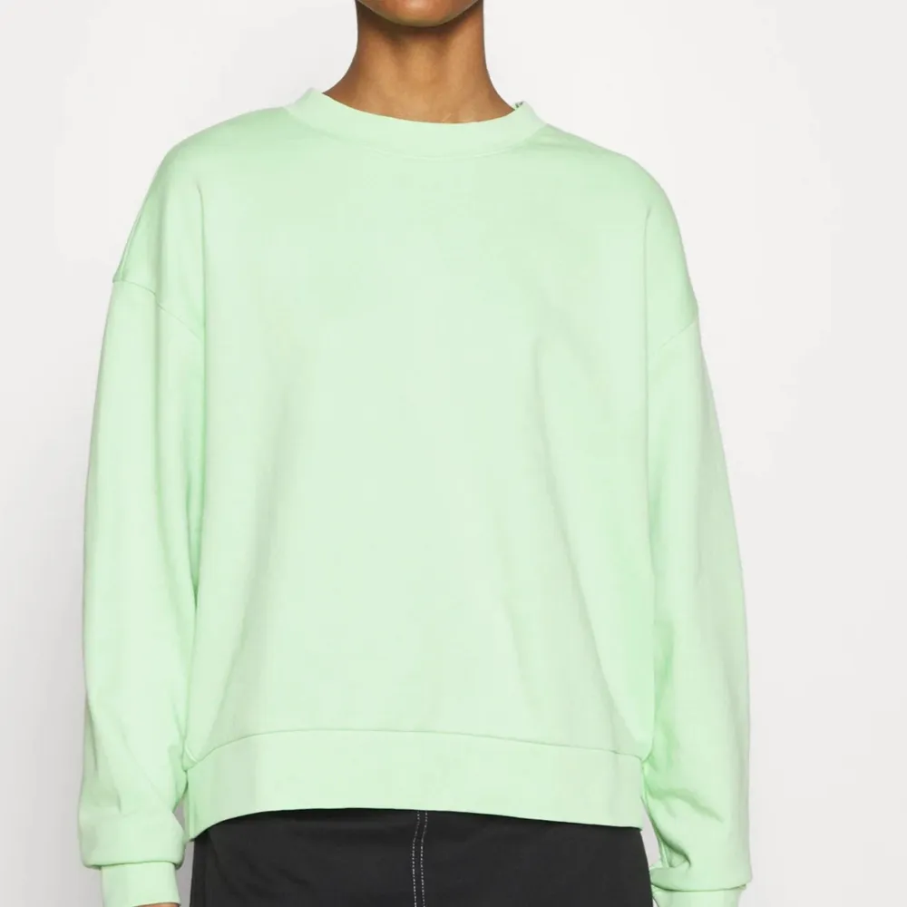 Säljer denna fina mintgröna sweatshirt från weekday som inte används längre🤎 använd ett par gånger men är i ett väldigt fint skick, skulle nog säga att den inte är lika mintgrön som på bilden🤎 frakten ingår :). Hoodies.