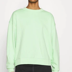 Sweatshirt  - Säljer denna fina mintgröna sweatshirt från weekday som inte används längre🤎 använd ett par gånger men är i ett väldigt fint skick, skulle nog säga att den inte är lika mintgrön som på bilden🤎 frakten ingår :)