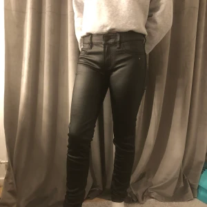 Byxor - Svarta tajta lågmidjade byxor stl s. 250kr ordenarie pris  599kr. Aldrig använda prislapp sitter kvar 