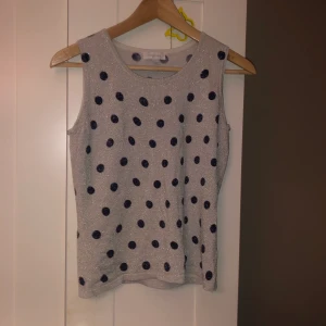 Glittrigt prickig linne väst - Säljer detta fina linne/väst som glittrar med prickar på. Då de ej kommer t använding, fint skick!