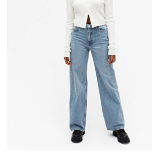 Monki jeans - Blåa Yoko jeans från Monki. De är avklippta ungefär 5 cm. Använda en del men fortfarande i bra skick. 💕