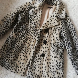 Leopard, fuskpäls  - Supersnygg, fuskpäls, två djupafickor, tre knappar