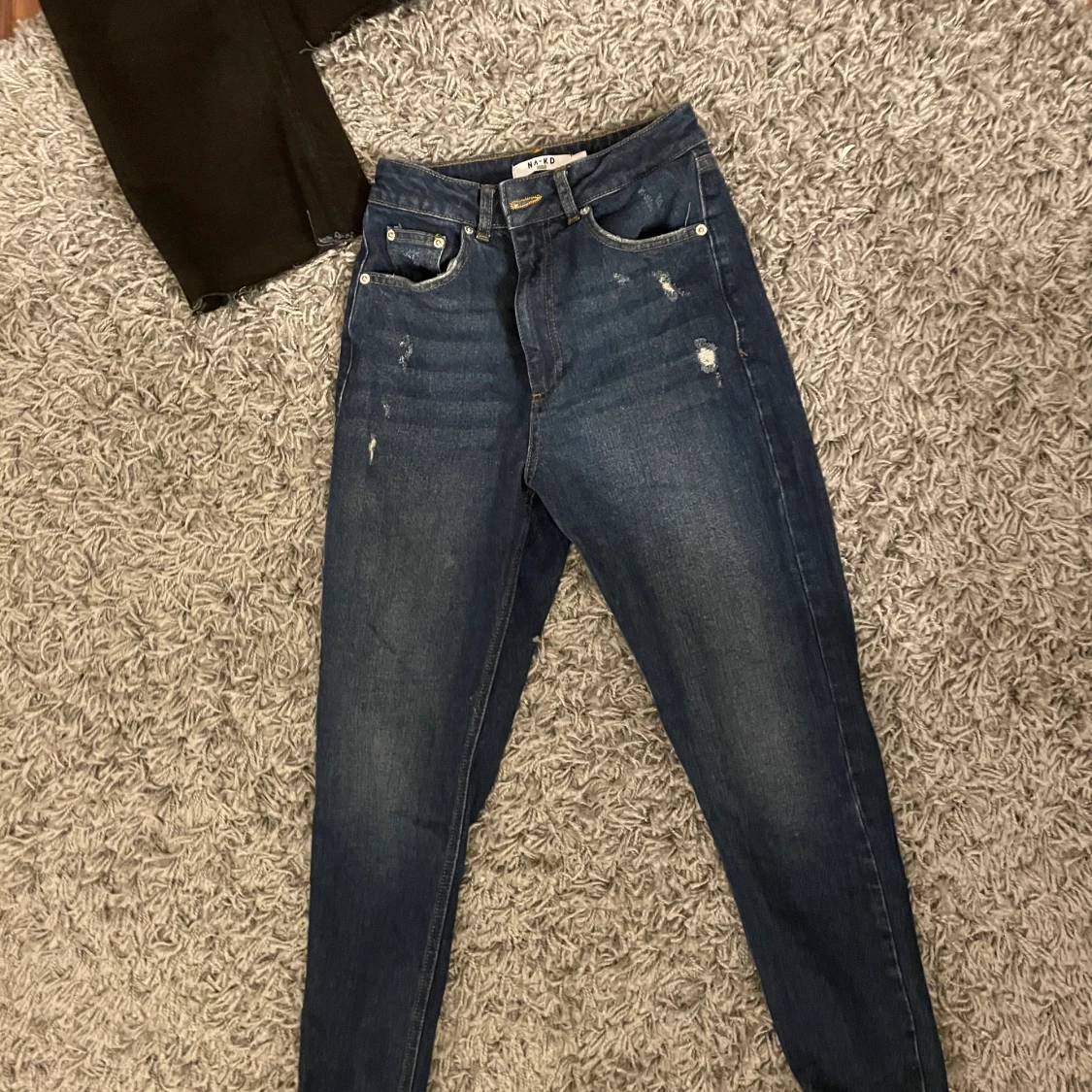 Blå lite lite slitna jeans.  - 90