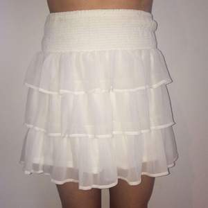 Säljer denna skit snygga volang kjolen från vero Moda! Den är storlek xs men passar även storlek s och m. Nypris 399. Buda från 150💕 senaste bud:290