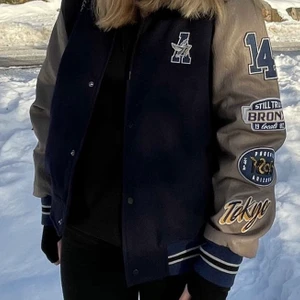 Baseball jacka  - Säljer min baseball jacka från asos som är slutsåld. Buda i kommentarerna (: