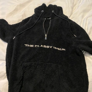 The classy issue hoodie - Svart hoodie. Köpt för 1200kr en XS men sitter som S. Kan spännas åt ner till midjan tajtare och lösare med snören. Riktigt mysigt material och varm.