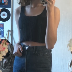 Linne - Marinblått linne från shein. Strl S/36 men jag tycker själv att den är lite stor. Denr i ett virkat material. VÄLDIGT TÖJBAR! Lite volang längst ner. ENDAST SWISCH. KOLLA MIN BIO FÖR MER INFO!:)