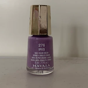 lila nagellack  - Superfint lila nagellack och i jävligt bra skick. Lätt att applicera på nageln, håller väldigt länge men också lätt att tvätta bort med nagellacksborttagning! Används ett par gånger, jättesnyggt. Om du även köper flera nagellack i en beställning blir det mindre pris för båda. Om fu kontaktar mig så förklarar jag bättre och tydligare. ❤️