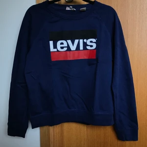 Levi's sweatshirt  - Levi's sweatshirt original i fint skick. Vid intresse buda i kommentarerna. Köparen står för fraktkostnad. 