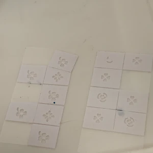 Nageltillbehör - Ett snyggt nageltillbehör. Super lätt att klistra på fingret och måla med ett nagellack. Detta är ett exempel på att man kan kpa ett av mina nagellack eller fler, och detta tillbehör så blir det mindre pris! Som man ser så har jag använt några av dom, men nästan alla är kvar. Funkar jättebra och blir alltid nöjd med resultatet 💕✨