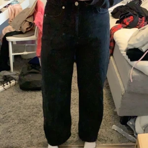 Jeans från Na-kd - Svarta Na-kd jeans, uppsydda för att passa mig som är 170cm. Använda fåtal gånger, fler bilder kan fås vid intresse.
