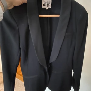 Snygg kavaj med siden slag - Svart kavaj med snyggt sidenslag. Sparsamt använd, som ny!