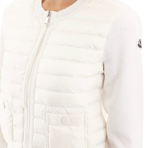 Moncler cardigan  - En moncler cardigan som jag fått i julklapp. Använd endast en gång, men det var någon timme drygt därför stringens är av. Kvitto finns med samt orginalettikterna. Köpt för 5600kr. Priset kan diskuteras vid snabb affär och frakt priset beror på om man vill ha det spårningsbart eller inte.