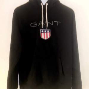 Säljer nu denna hoodie av märket Gant i felfritt skick! Storlek: L, Färg: Marinblå, Nypris: 1199:-