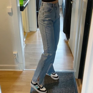 Jeans med slits - Helt oanvända trendiga blå jeans med slits från Pretty Little Thing i storlek 36! Jag är 178cm och de går ned på skorna på mig, så skulle säga att de passar alla mellan 165 och uppåt! Det enda negativa är att knappgyllfen känns lite lös typ, men så var de när jag fick dom och tror inte att det är några problem alls! ❤️