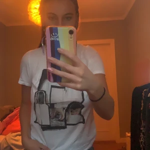 T-shirt med tryck zara - Så fin T-shirt fårn zara med coolt tryck! Använd 1 gång storlek s🥰