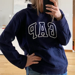 Hoodie - Mörkblå hoodie från gap storlek L men passar som en S