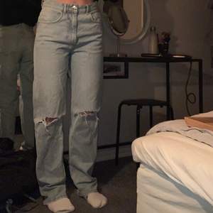 Säljer dessa populära blåa jeans med slitningar från Gina tricot. Knappt använda o därför jag säljer dom. Köpta för 599kr. Sitter bra o baggy på mig som är 165 lång. Köparen står för frakten🤩