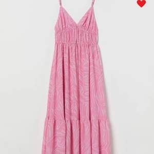 Söker denna rosa klänningen ifrån h&m💗💗