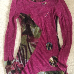 Tröja med fina knappdetaljer  - Tröja med fina knappdetaljer. Strlk xs-s (står strlk s-m men liten i storlek. Sitter jättefint på mig som har xs). 