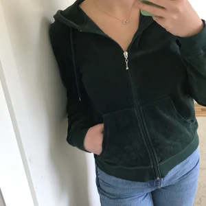 Grön plyschkofta från Cubus - Grön plyschkofta med dragkedja från Cubus. Frakt tillkommer