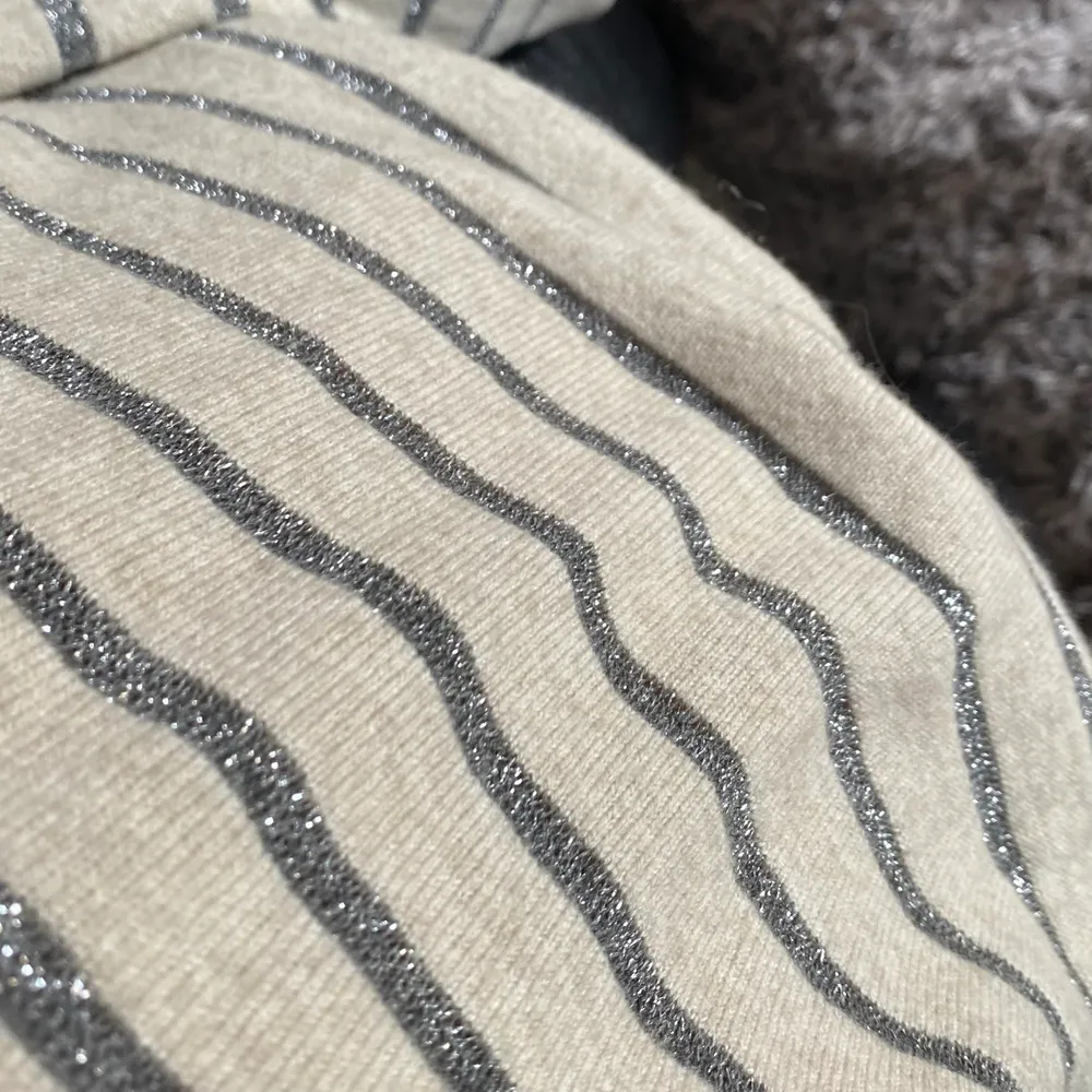 Superfin randig tröja från massimo dutti med glitter, på sista bilden syns glittret mer tydligt. Storlek S/M💕 liknar zadig tröjorna. Tröjor & Koftor.