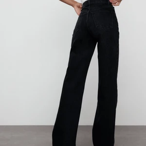 Zara jeans - Zara’s wide leg full length jeans i svart✨ 