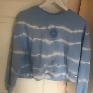Säljer en jättefin blå sweatshirt som jag bara använt några gånger💕 Frakt ingår!🤎✨