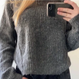 Stickad tröja - En stickad tröja från bikbok i s med 2 sömar utåt. Den klias inte!