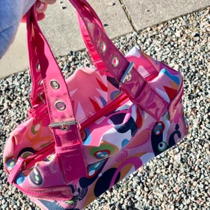 Handväska  - Så himla snygg handväska. Den är köpt i London och kostar 100kr !💓 den är secondhand och super snygg.💓