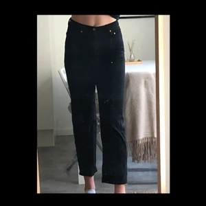 Levis straight jeans - Levis ribcage straight i längd 29 Waist 28 (säljer även ett par blå i 29/29). Sitter perfekt överallt men är tyvärr för korta för mig då jag är 182cm. Pris kan diskuteras men är i väldigt fint skick (nypris 1200)