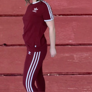 Adidas set - Snyggt Adidas-set i vinrött. Tröja i M och tights i M. Använt ett fåtal gånger. Superskönt och mysigt!