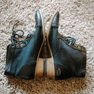 New look skor - Boots ifrån New Look. Använt skick, lite slitage (se bild), men har många fler mil att gå. Står märkta med storlek 37, men enligt mig är de mer 36-36,5.