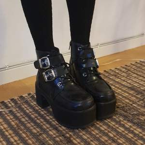 Nya helt oanvända boots med platå och spännen från T.U.K, veganska och med en snygg distressed yta 🌟 nypris 1000