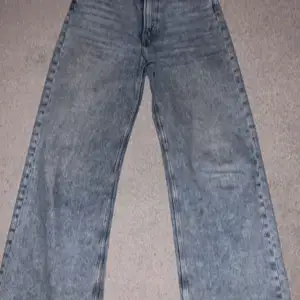 Säljer dessa utsvängda jeans från hm. Använda ett få tal gånger och säljer dom för att dom har blivit förstora för mig. Dom är i storlek 36 och långa i modellen. Köpare står för frakt. Pris kan diskuteras. Skriv för mer info.