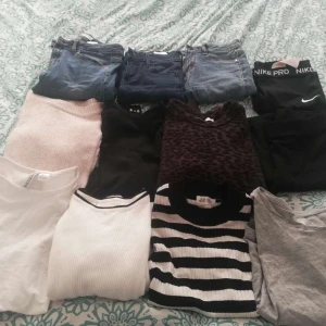 Klädpaket - Tröjorna är xs-s jeansen är 140-152. Kläderna är i andvänt skicka men inga hål eller likande. Alla kläder får du för 500, skriv privat om du vill ha andats vissa plagg😊 köparen står för frakt