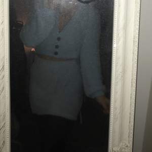  Ljusblå kjol & croptop cardigan i fluffigt matrial   ifrån bershka.                                                                    Kjol storlek: M Croptop stormek: S.                    Nypris: 399kr 