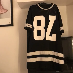 Klänning - Till stranden är den WOW-KÄNSLA✨😍 en svart oversize klänning med små hål i hela klänningen som det ska va (lufthål som fram på skon) fett ball man kan ha vanligt annars med något under