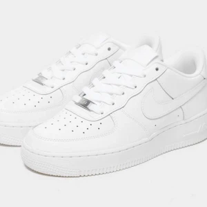Nike air force 1 - Har precis köpt ett par Nike air force som kom hem idag men passade tyvärr inte. Köpta för 1150. Säljer för 800kr och behöver bli av med direkt pga går inte skicka tillbaka. Strl 37.5