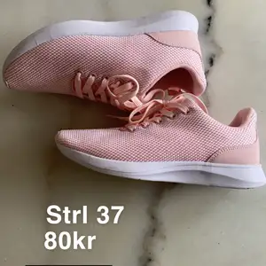 Oanvända sneakers i rosa. 