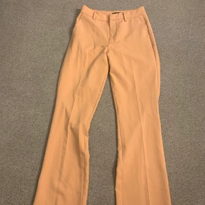 Bikbok byxor storlek S - Jättefina och bekväma kostymbyxor i en beige färg. De är i jättebra skick, då de bara har använts ett fåtal gånger. 