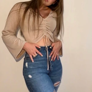 Tröja strl s - Fin tröja som ser ut som ny, snörning framtill för en varierad look, bellsleves, strl s, v-ringad, frakt betalas av köparen