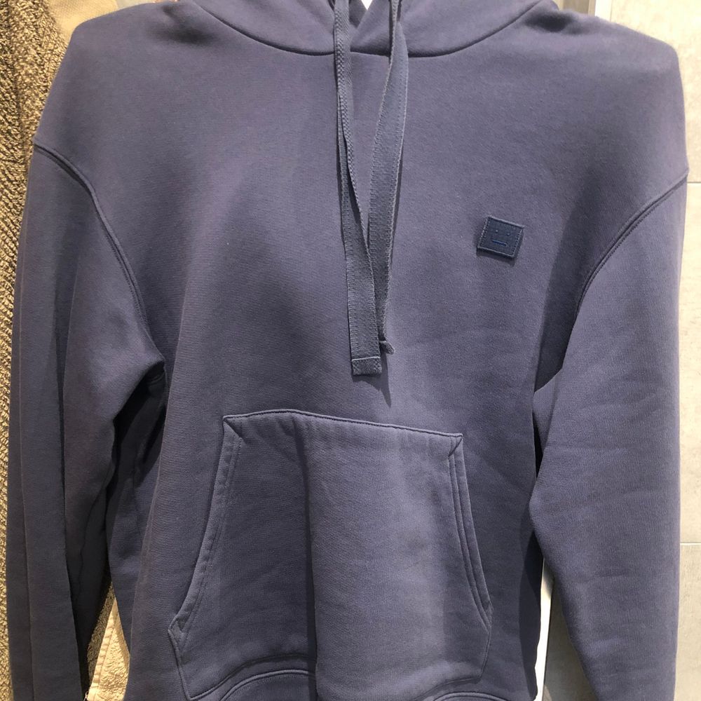 Jättesnygg acne hoodie. Använd en gång så som ny, inga defekter alls. Jag är i vanliga fall en XS och den sitter oversized på mig. Köpt på NK för 2300kr. Har kvitto samt lappen till tröjan kvar. Säljer på grund av att jag inte får nån användning av den. Skriv för fler bilder. 66kr spårbar frakt tillkommer. Buda OBS: buda bara om du vet att du vill och kan köpa!!! . Huvtröjor & Träningströjor.
