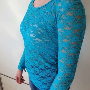 Blå tröja med blommönster, storlek S/M - Genomskinlig tröja med blå blommor som mönster, använt en gång alltså i väldigt bra skick. Frakten är inkluderad i priset som står 