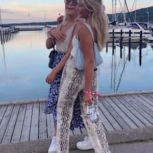 coola orm jeans  - snygga jeans med snake print, storlek 36. Helt oanvända med prislapp kvar! Buda från 250 + frakt! 